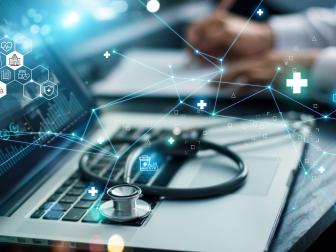 Computer und Stethoskop